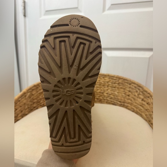 UGG Women's Cream Suede Boots with Fur Detail Size 6 - Picture 8 of 9